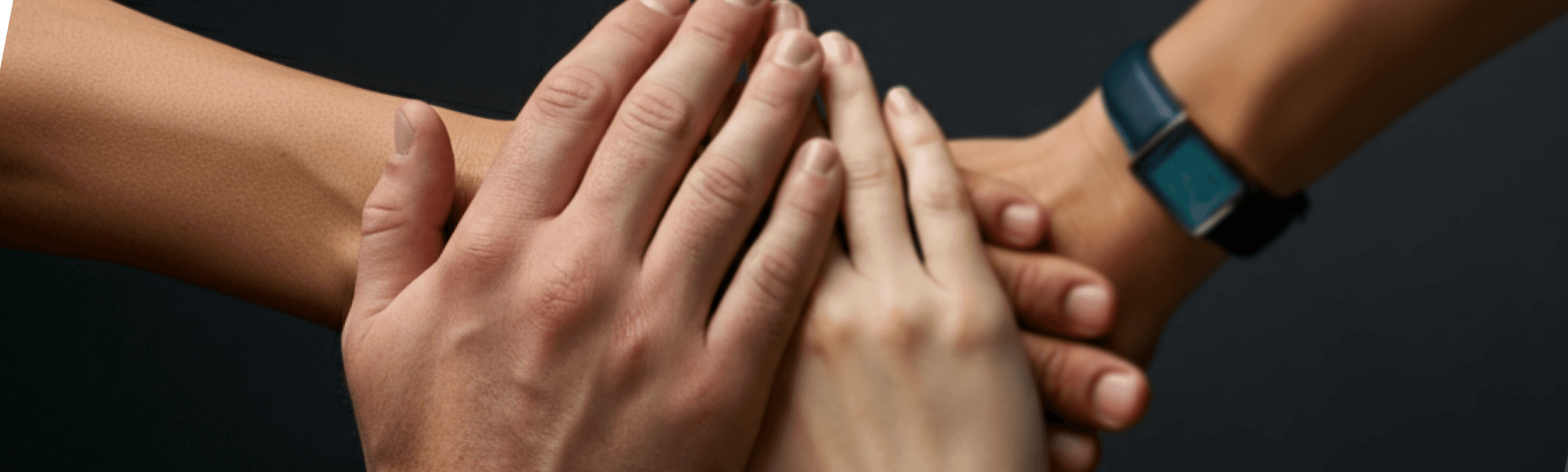 Équipe professionnelle unie montrant l'entraide