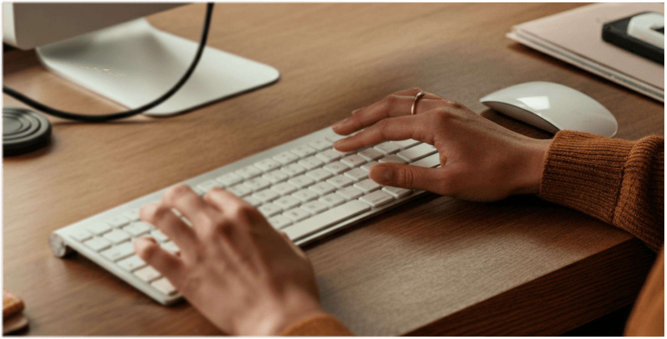Bureau moderne avec une femme tapant sur un clavier Apple